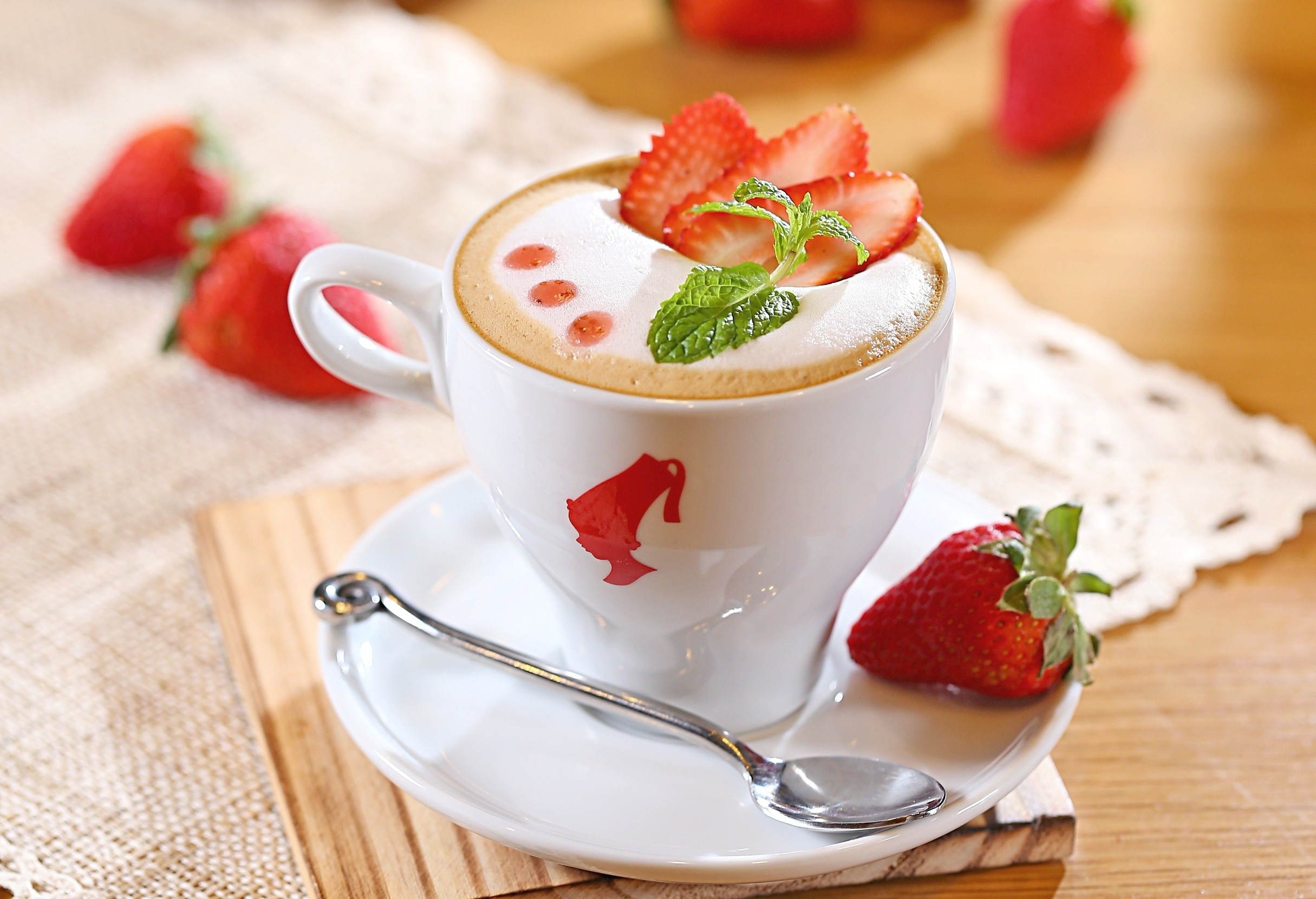 6988_Fresh-summer-coffee-with-strawberry-and-mint